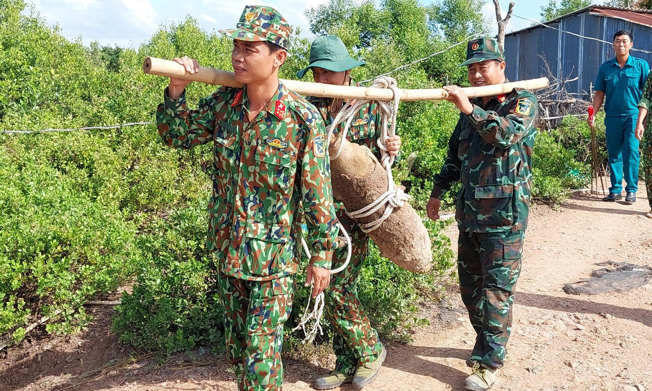 Phát hiện quả bom nặng hơn 110kg nguyên kíp nổ dưới vuông tôm