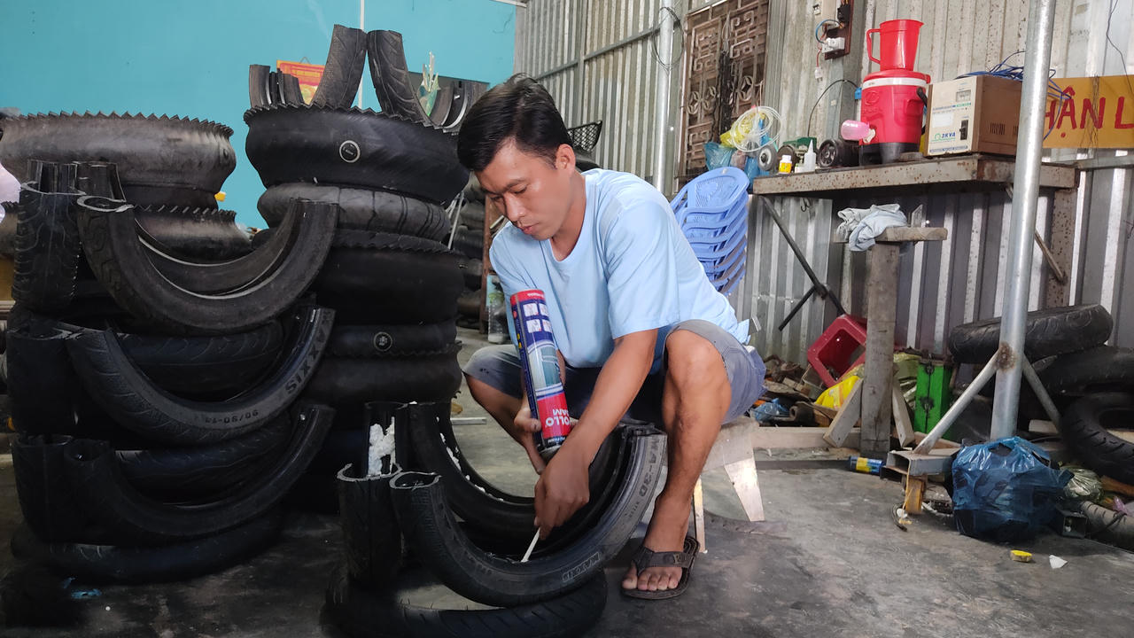 Chàng thanh niên “hô biến” những lốp xe bỏ đi thành đồ hữu ích