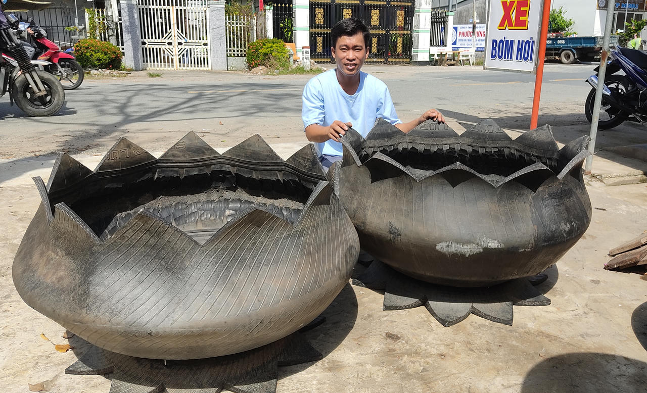 Chàng thanh niên “hô biến” những lốp xe bỏ đi thành đồ hữu ích