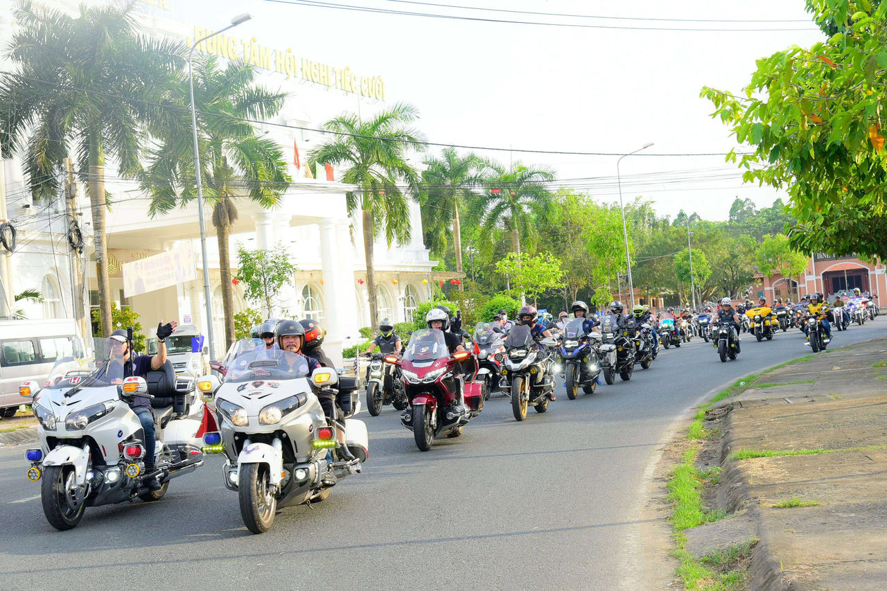 Mãn nhãn trước dàn “quái thú” siêu khủng tại đại hội moto lớn nhất miền Tây