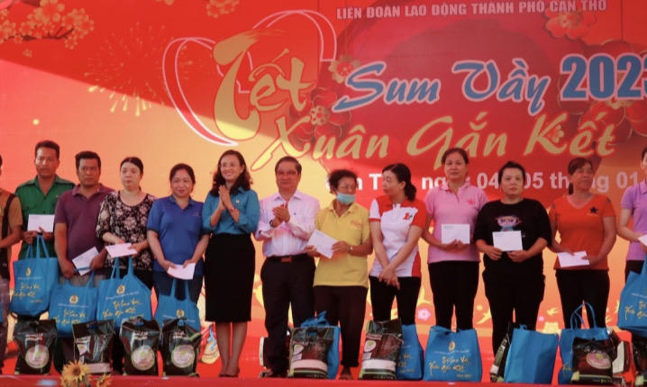 Trao tặng nhiều phần quà để người lao động ở Cần Thơ vui Xuân, đón Tết