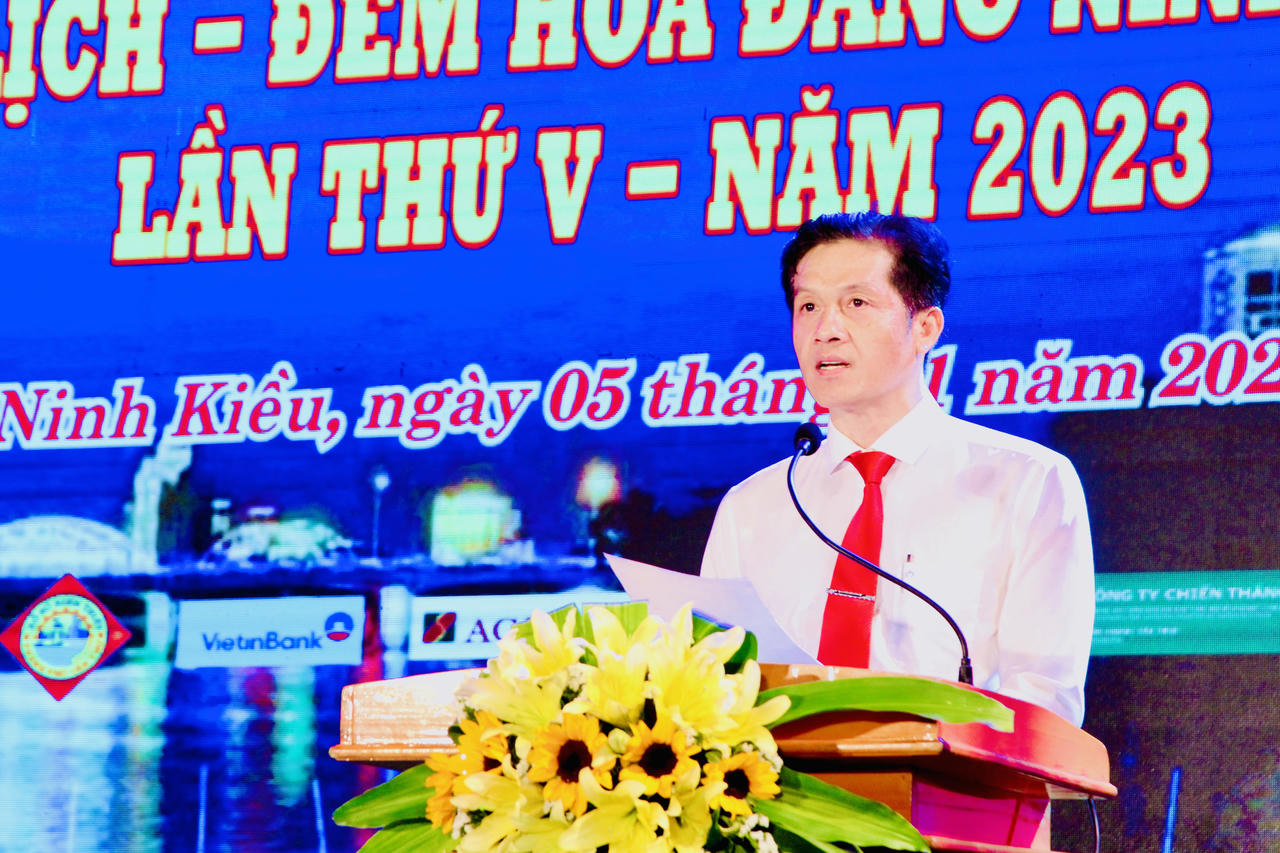 Lung linh đêm hội hoa đăng Ninh Kiều