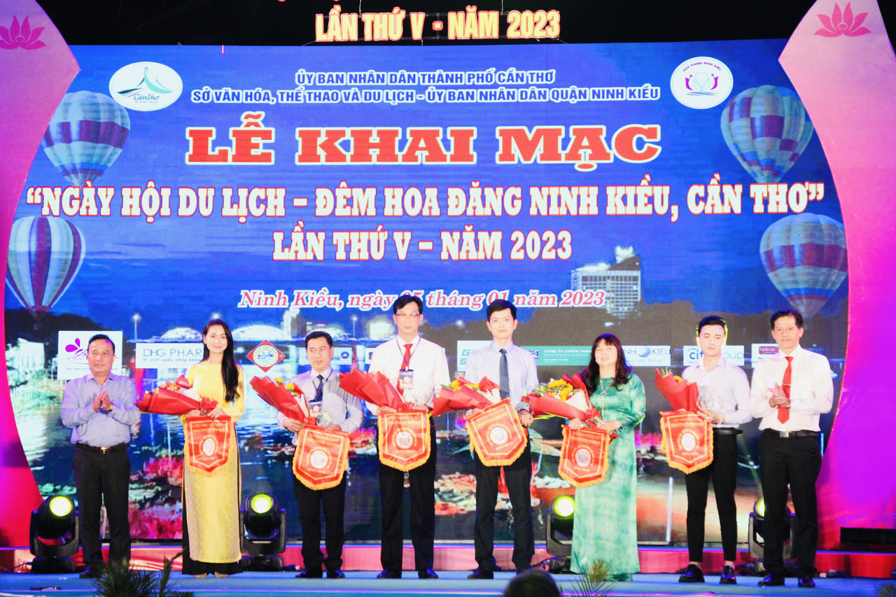 Lung linh đêm hội hoa đăng Ninh Kiều