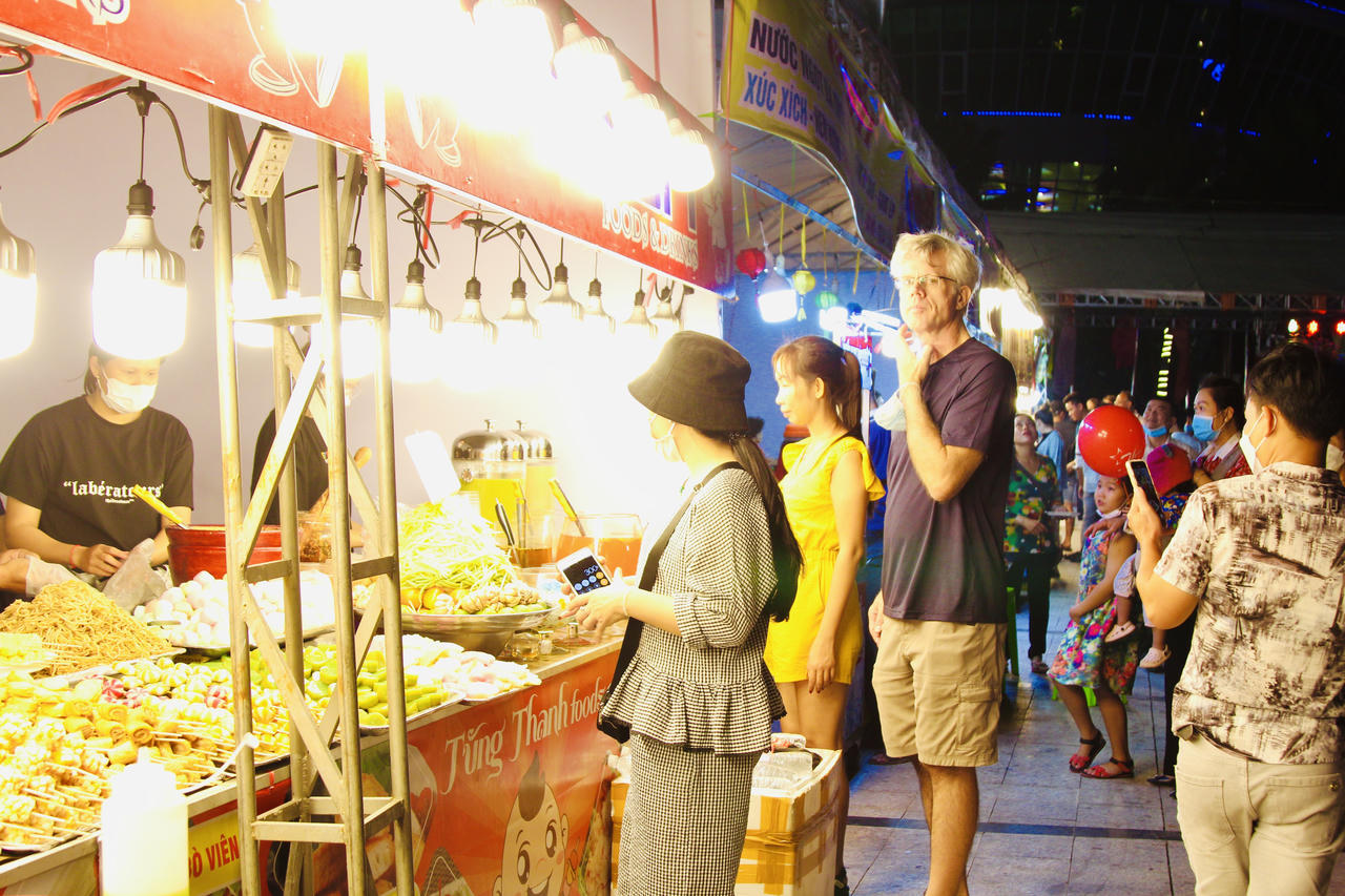 Lung linh đêm hội hoa đăng Ninh Kiều