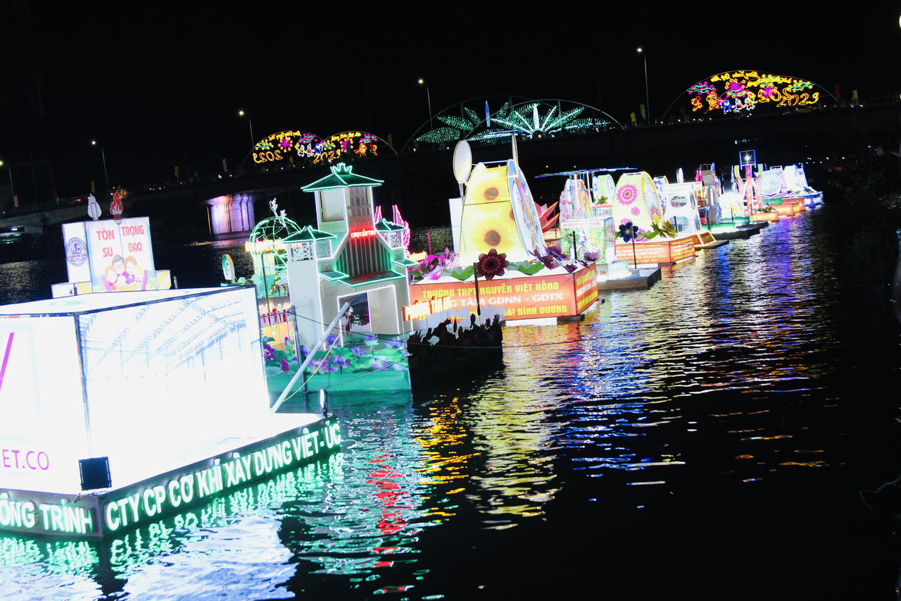 Lung linh đêm hội hoa đăng Ninh Kiều