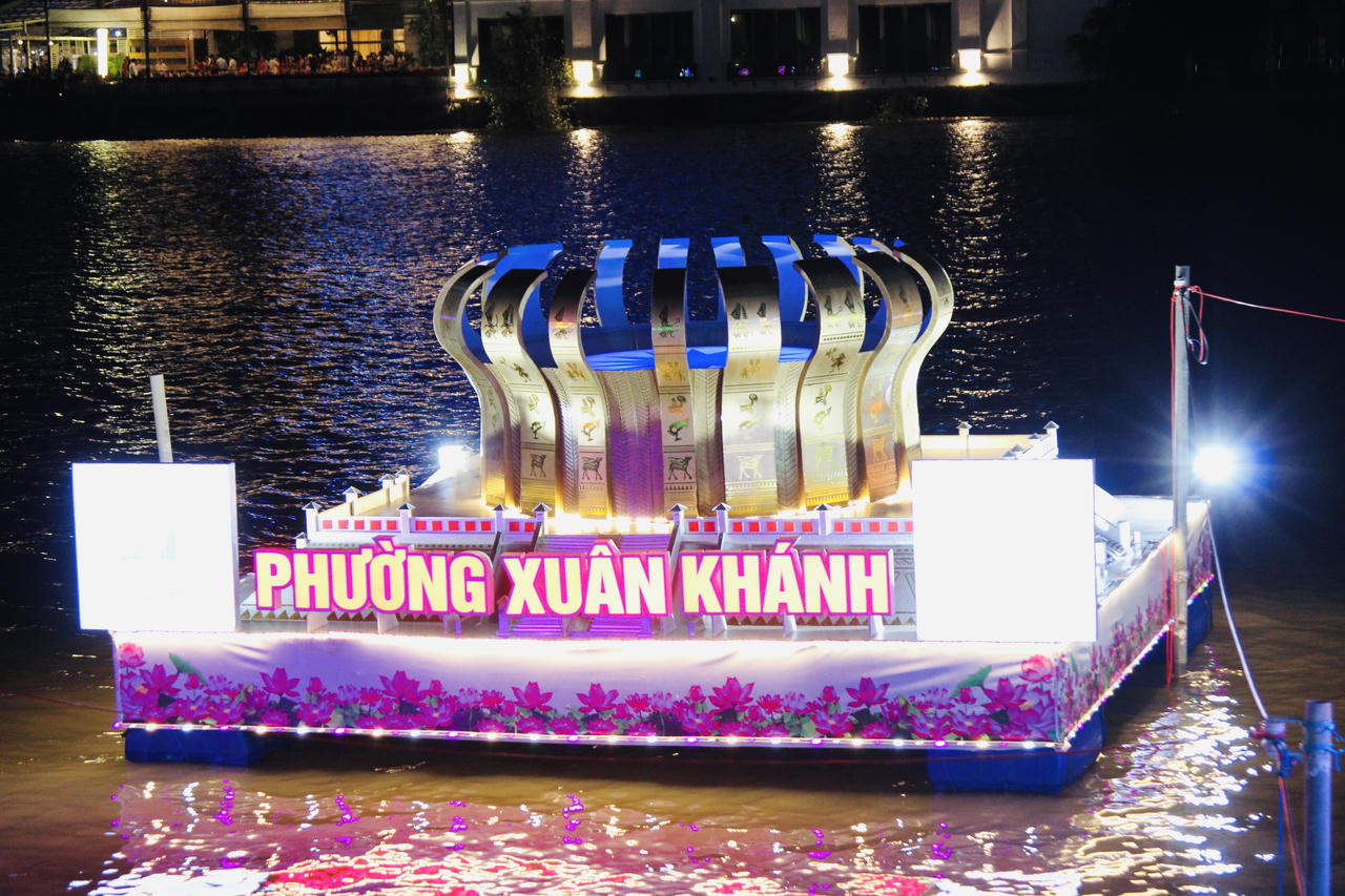 Lung linh đêm hội hoa đăng Ninh Kiều