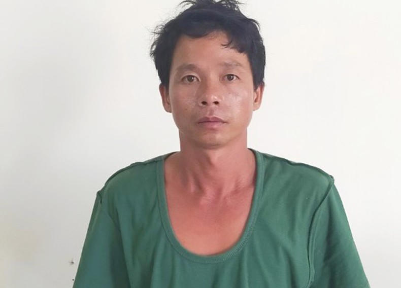 Xe khách lao xuống ruộng vì tài xế bị hành khách uy hiếp, giật vô lăng