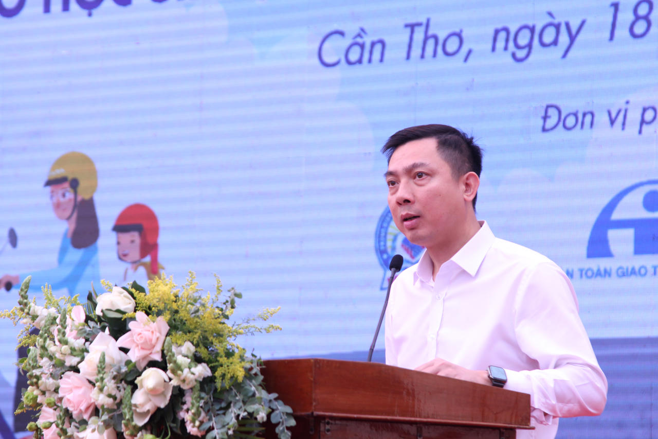 Trao tặng hơn 36.000 chiếc mũ bảo hiểm cho học sinh tiểu học