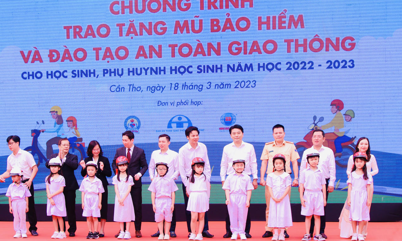 Trao tặng hơn 36.000 chiếc mũ bảo hiểm cho học sinh tiểu học
