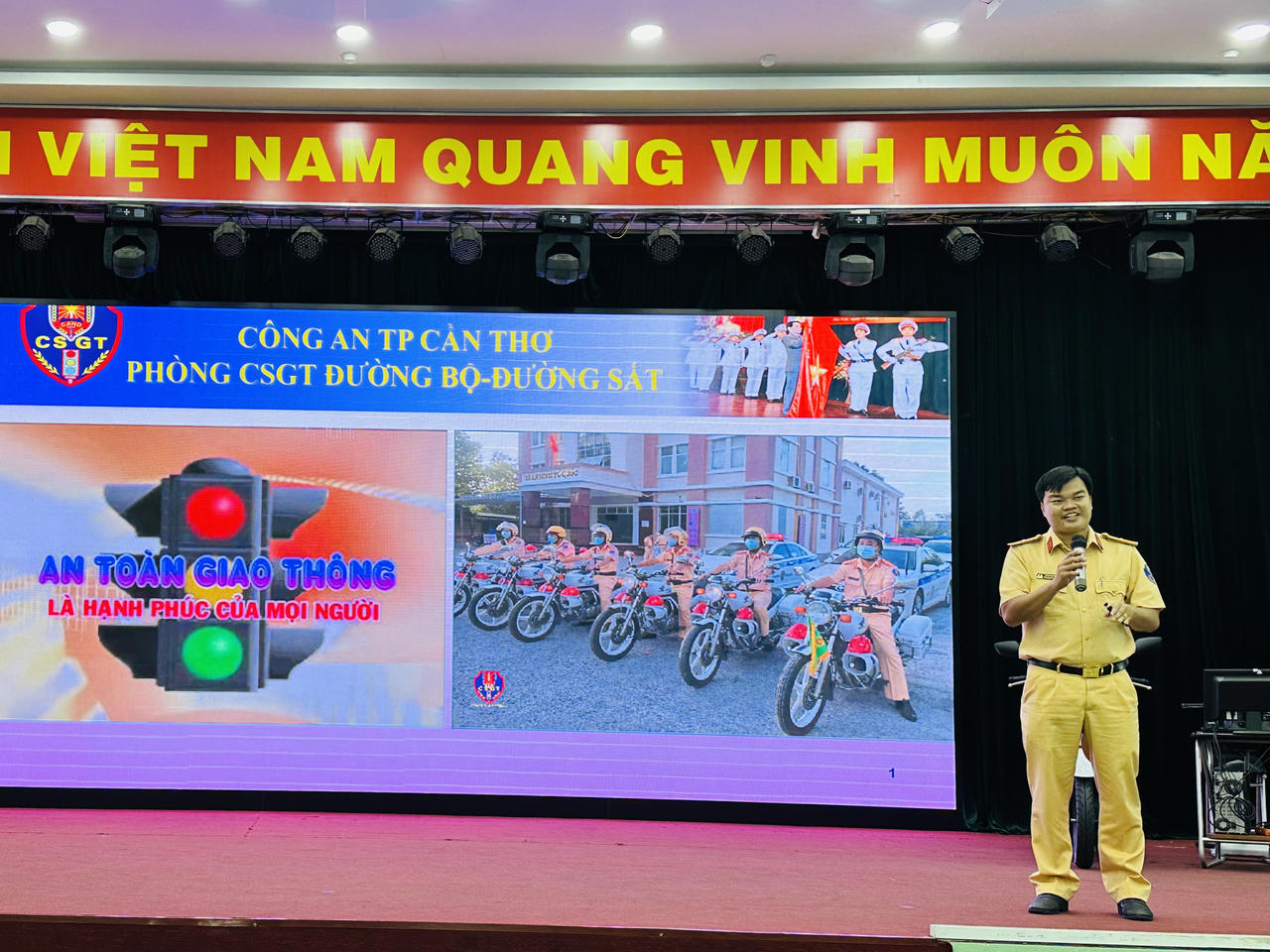 Cần Thơ: Đẩy mạnh công tác tuyên truyền, nâng cao nhận thức ATGT cho sinh viên