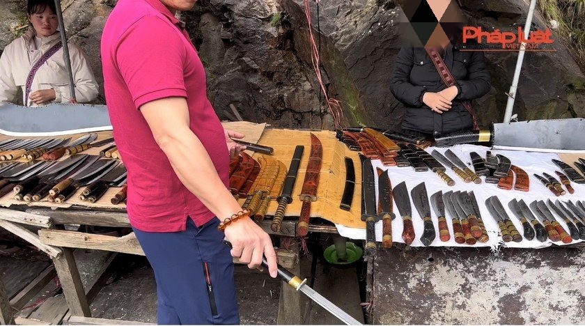 Vũ khí 'nóng' bày bán tràn lan khu vực Thác Bạc, Sa Pa