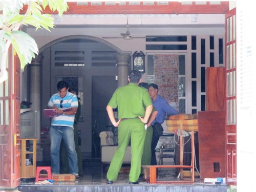 Chồng 70 tuổi nghi đổ axit lên vợ rồi tự thiêu 