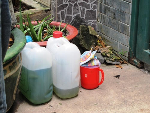 Chồng 70 tuổi nghi đổ axit lên vợ rồi tự thiêu 