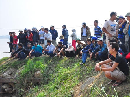 Tạm ngừng tìm thi thể bị bác sĩ ném xuống sông