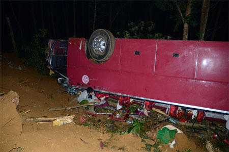  Xe chở 47 khách lao xuống vực, 7 người chết