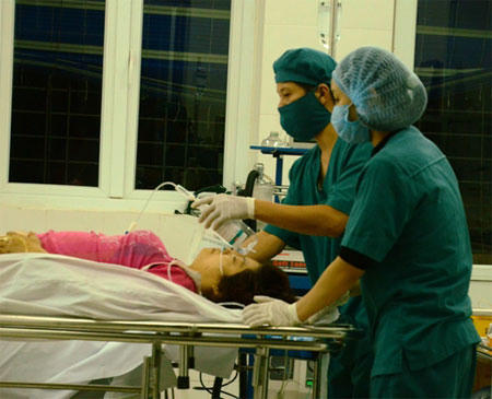  Xe chở 47 khách lao xuống vực, 7 người chết