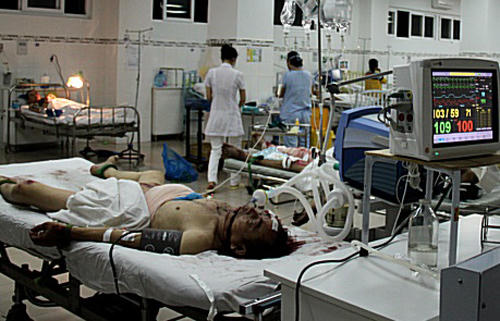 Ô tô khách đâm liên hoàn, hơn 20 người nhập viện