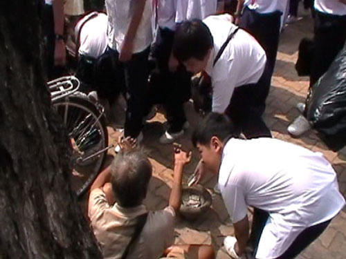 “Sốc” cảnh ông già ăn xin "xài" Iphone trước cổng trường