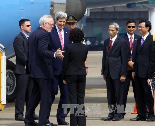 Ngoại trưởng Mỹ John Kerry dạo bộ trên đường TP HCM