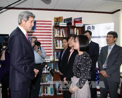 Ngoại trưởng Mỹ John Kerry dạo bộ trên đường TP HCM