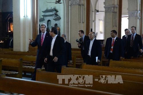 Ngoại trưởng Mỹ John Kerry dạo bộ trên đường TP HCM