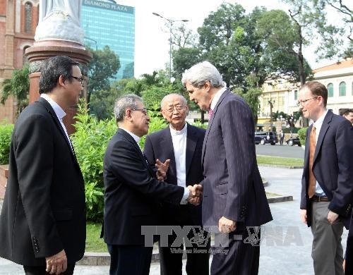 Ngoại trưởng Mỹ John Kerry dạo bộ trên đường TP HCM