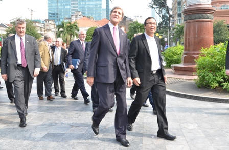 Ngoại trưởng Mỹ John Kerry dạo bộ trên đường TP HCM