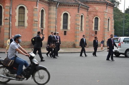 Ngoại trưởng Mỹ John Kerry dạo bộ trên đường TP HCM