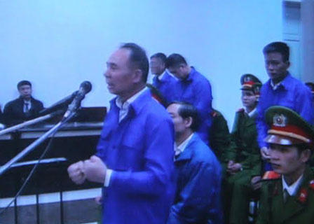 Dương Chí Dũng “xin lỗi nhân dân” và… đọc thơ trước Tòa