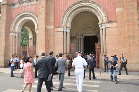 Ngoại trưởng Mỹ John Kerry dạo bộ trên đường TP HCM