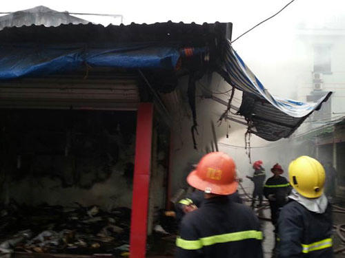 Chợ Nhà Xanh (quận Cầu Giấy) chìm trong hỏa hoạn