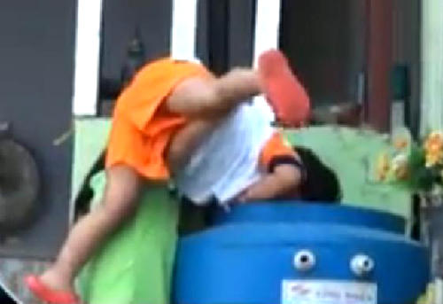 Bắt 2 bảo mẫu hành hạ dã man trẻ ở Sài Gòn