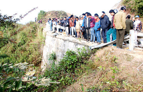 Ô tô khách mất lái trên đèo Pha Đin, lao xuống vực sâu