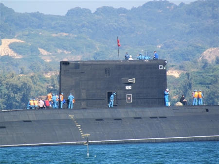 Quốc kỳ tung bay trên tàu ngầm Hà Nội tại quân cảng Cam Ranh