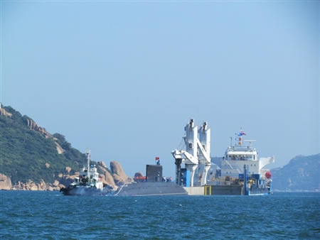 Quốc kỳ tung bay trên tàu ngầm Hà Nội tại quân cảng Cam Ranh