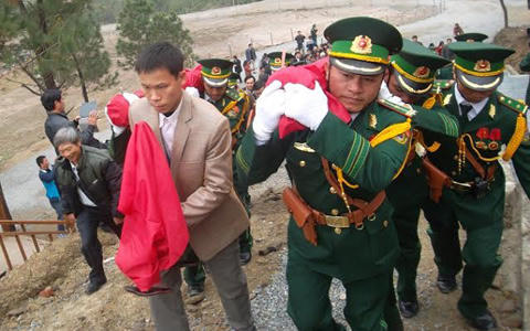 Dâng kiếm, trống đồng nhân 100 ngày Đại tướng Võ Nguyên Giáp