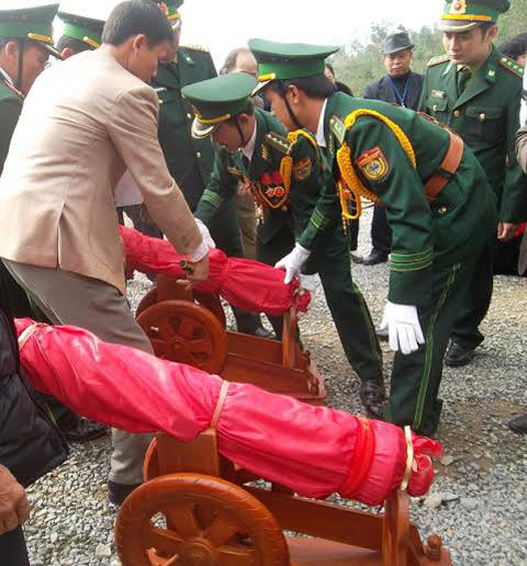 Dâng kiếm, trống đồng nhân 100 ngày Đại tướng Võ Nguyên Giáp