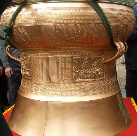 Dâng kiếm, trống đồng nhân 100 ngày Đại tướng Võ Nguyên Giáp