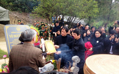 Dâng kiếm, trống đồng nhân 100 ngày Đại tướng Võ Nguyên Giáp