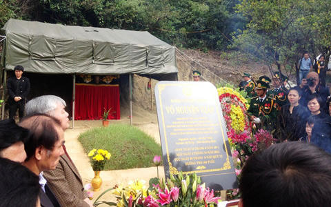 Dâng kiếm, trống đồng nhân 100 ngày Đại tướng Võ Nguyên Giáp