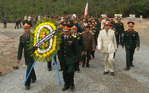 Dâng kiếm, trống đồng nhân 100 ngày Đại tướng Võ Nguyên Giáp