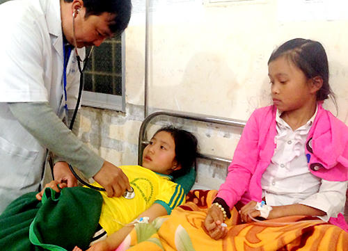 Thích thú đạp “lựu đạn” đồ chơi, 40 học sinh nhập viện