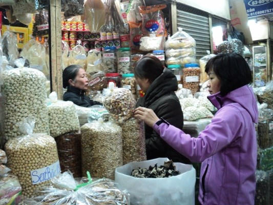 Thực phẩm ngày sát Tết tăng giá 10-30% tại Hà Nội