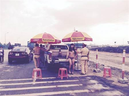 Vụ cô gái lột đồ trước mặt CSGT: Có thể bị xử lý Hành chính hoặc khởi tố Hình sự