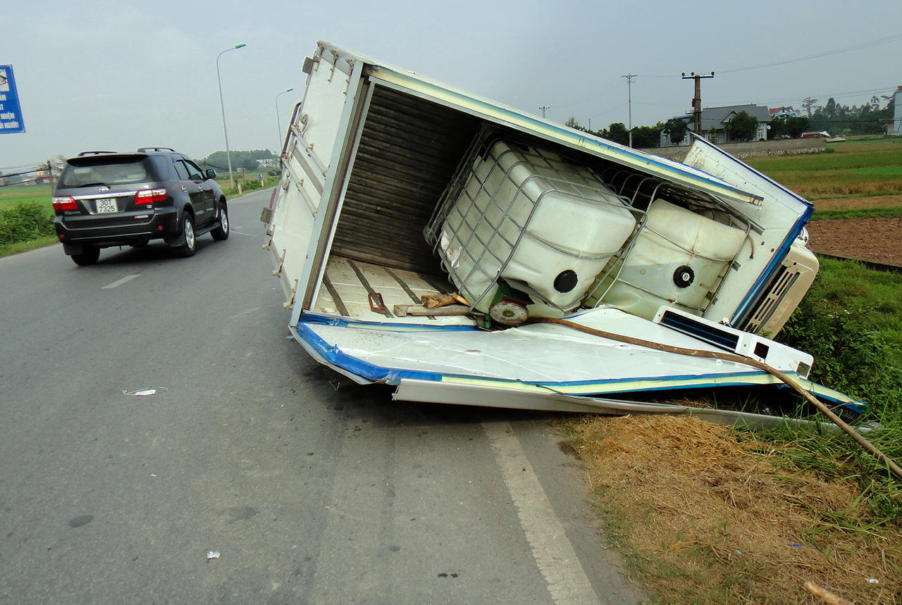 Bỗng dưng bị hắt...axit vào người