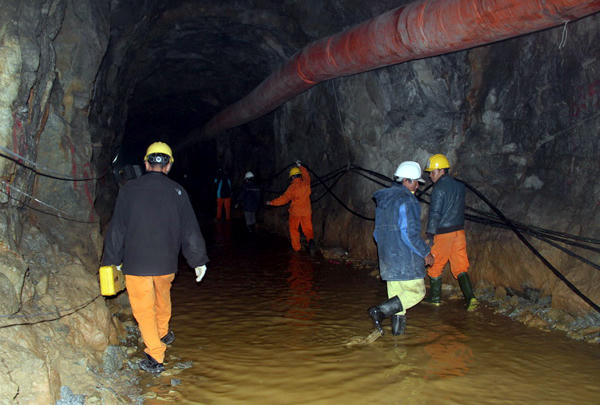 Cứu hộ chạy đua với nước dâng trong hầm