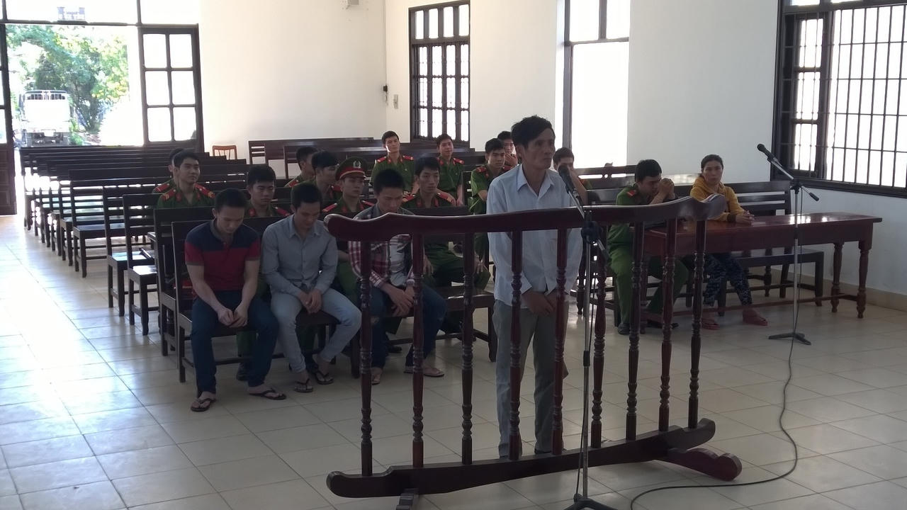 Cha dượng làm con có bầu, mẹ ruột đi xin giảm án