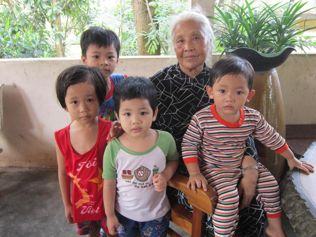 Người phụ nữ mang lục bình, bẹ chuối sang trời Tây