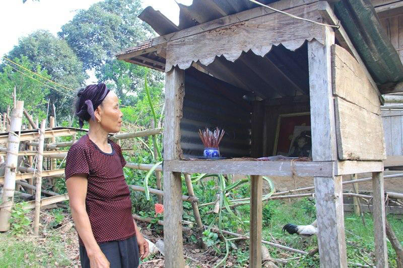 Không có con trai, bị mang ra chòi thờ