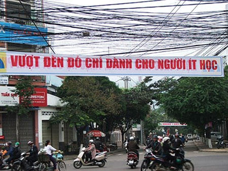 Băng rôn tuyên truyền đừng chê người ít học